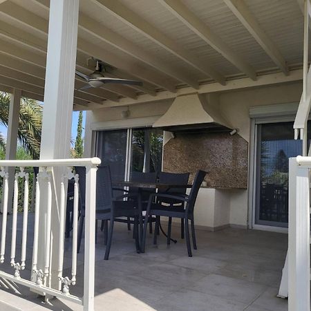 Villa Neyla Four Bedroom Coral Bay Beach Front 외부 사진