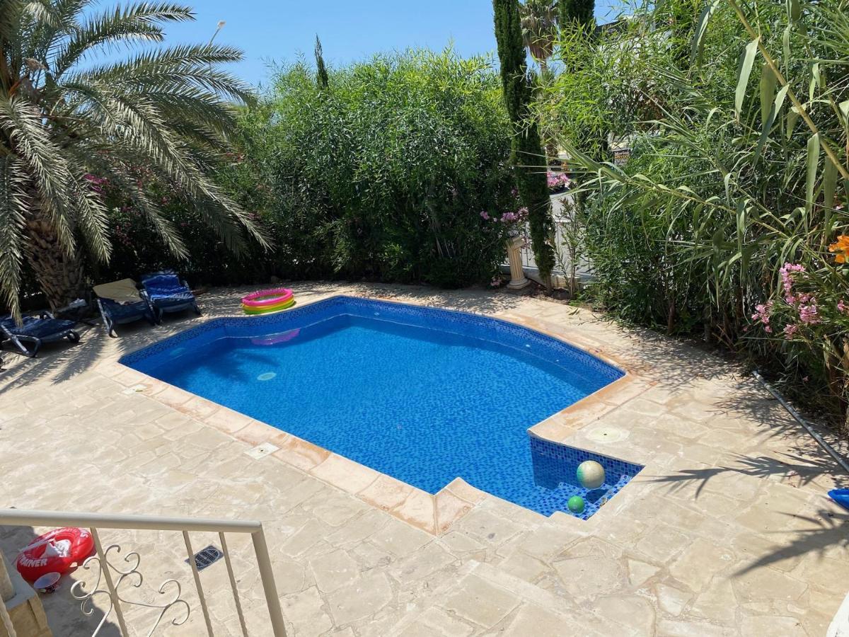 Villa Neyla Four Bedroom Coral Bay Beach Front 외부 사진