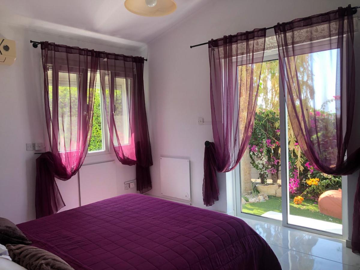 Villa Neyla Four Bedroom Coral Bay Beach Front 외부 사진