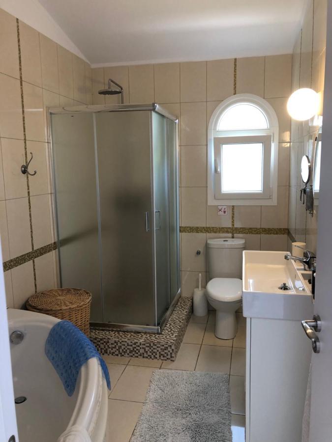 Villa Neyla Four Bedroom Coral Bay Beach Front 외부 사진