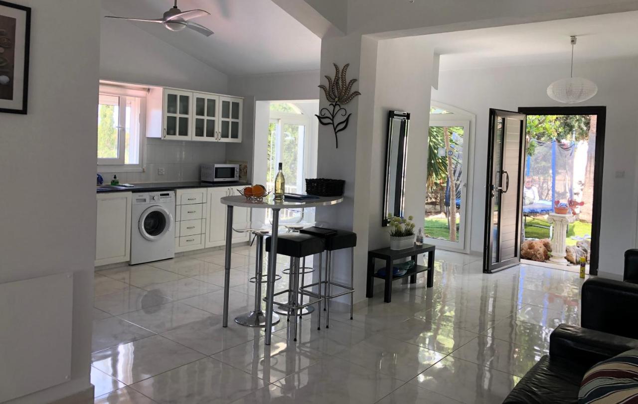 Villa Neyla Four Bedroom Coral Bay Beach Front 외부 사진