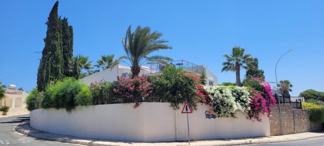 Villa Neyla Four Bedroom Coral Bay Beach Front 외부 사진