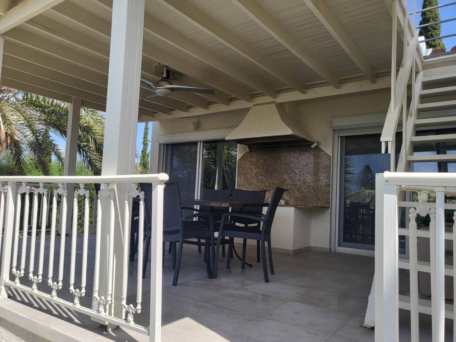Villa Neyla Four Bedroom Coral Bay Beach Front 외부 사진