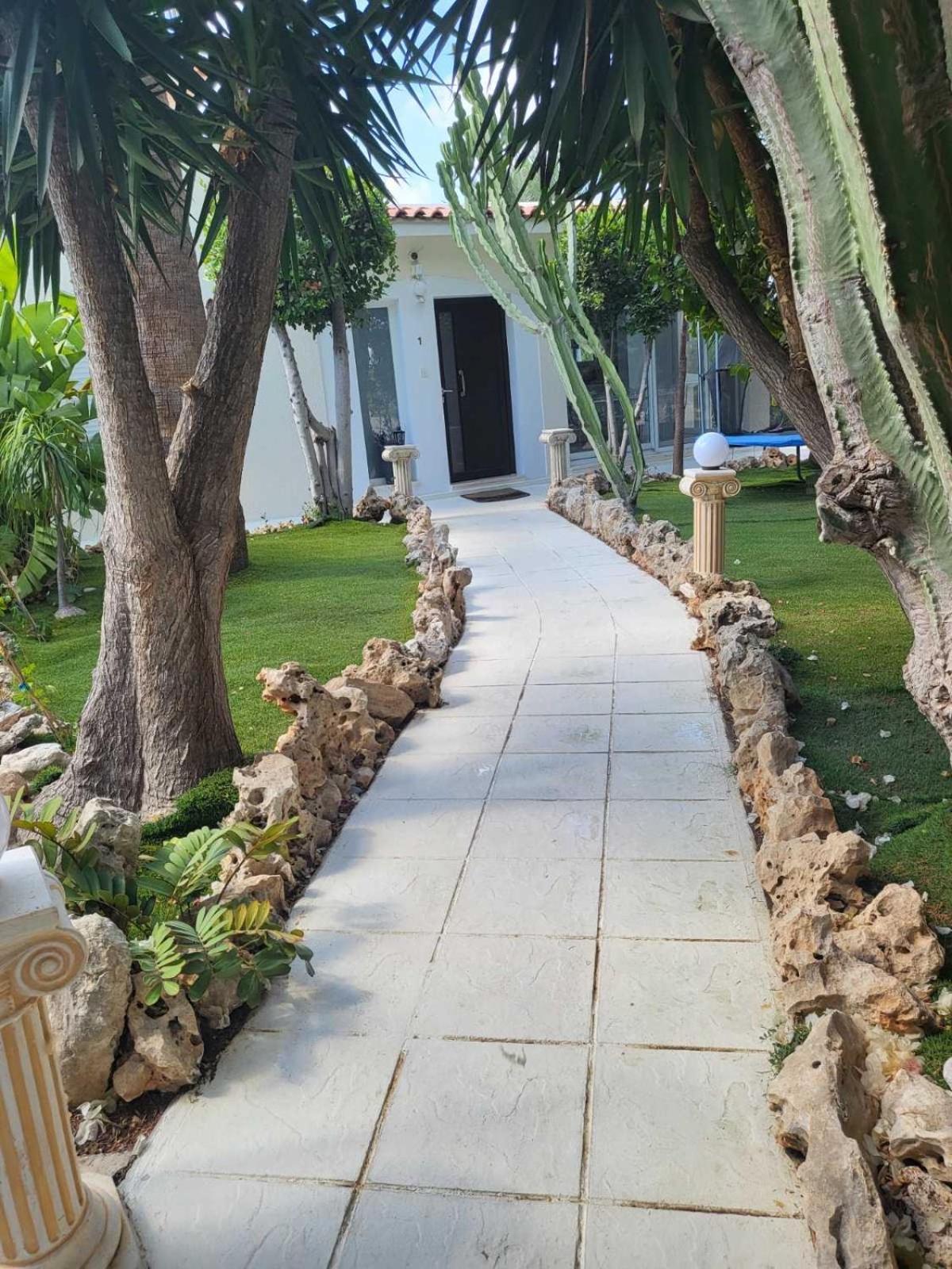 Villa Neyla Four Bedroom Coral Bay Beach Front 외부 사진