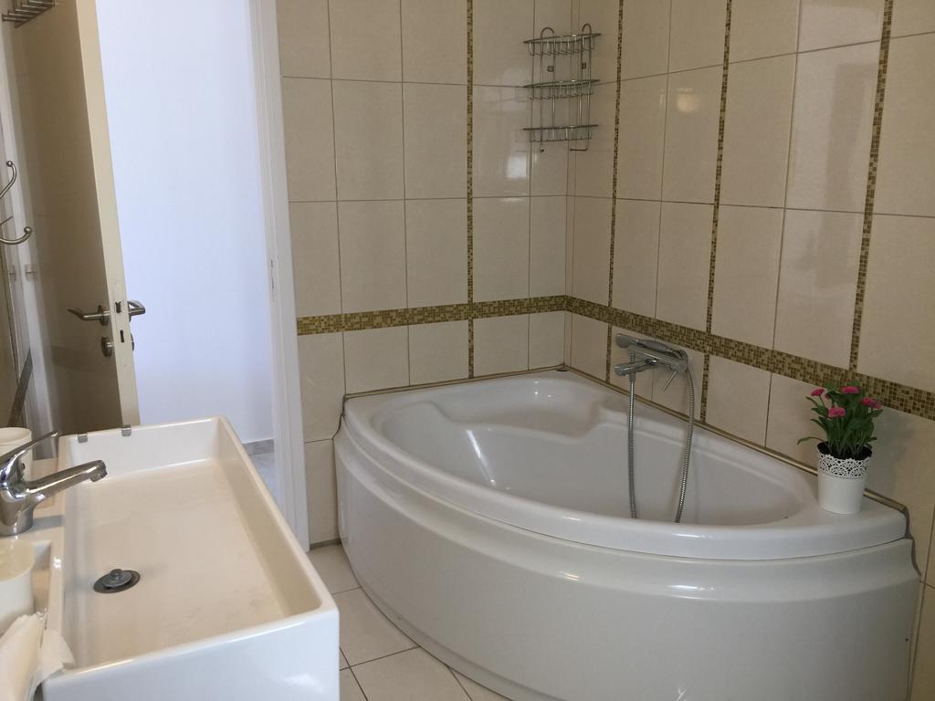 Villa Neyla Four Bedroom Coral Bay Beach Front 외부 사진