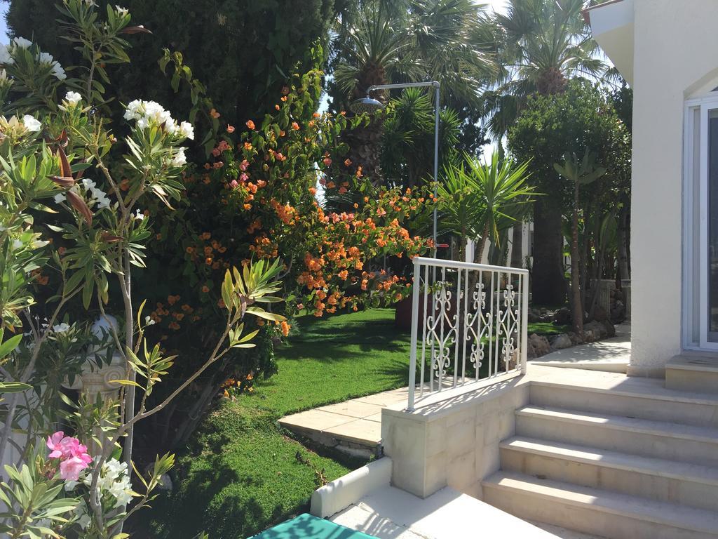 Villa Neyla Four Bedroom Coral Bay Beach Front 외부 사진